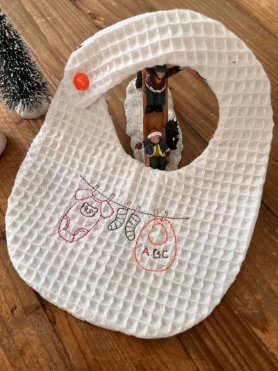 Bavoir pour bebe de 0 a 6 mois fait mains fil a linge