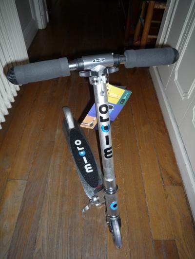 Trottinette enfant manuelle avec accessoires de s�curit� :casque et protections