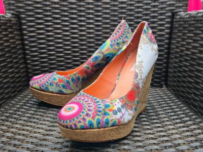 (I021 980)  Desigual   Escarpins compens�s multicolores   T.39 (  40 EU)