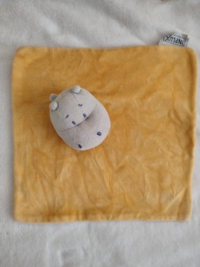 Doudou hippopotame plat jaune tete gris  couleurs bleu influx bebe reve