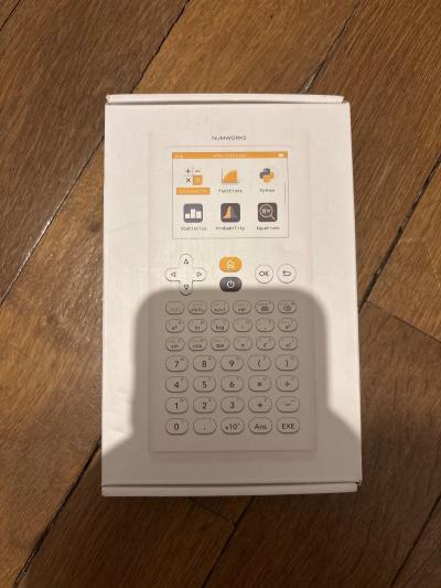 calculatrice numworks encore dans sa bo�te d origine avec le c�blede recharge