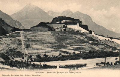 CPA Militaria   BRIANCON   Revue de Troupes du Brian�onnais