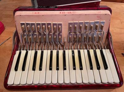 Accord�on Stella clavier piano 2 octaves et trois notes 32 basses, petite r�visi