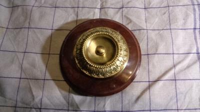 TRES GRANDE SONNETTE RONDE A GORGE MARBRE ROUGE ROYAL   BT BRONZE   N� S14