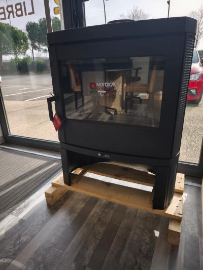 Po�le bois JENNIFER NORDICA NEUF 7.7kw enti�rement en fonte noire b�ches de 50cm