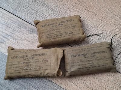 Trois petits pansements individuels type 1949 dater 1952 militaria.