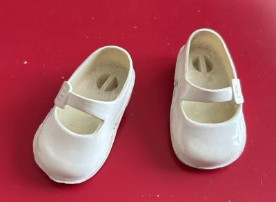 Paire de Chaussures Blanches pour Poup�e Mannequin Cathie de Bella (Cathy)