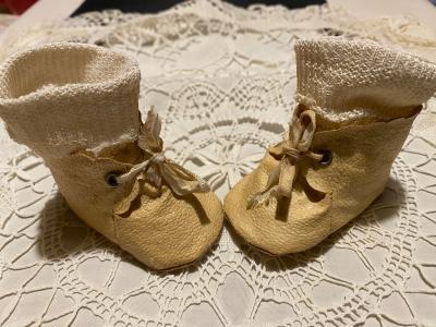 RARE ANCIENNES CHAUSSURES BOTTONS MOLESKINE   CHAUSSETTES DE POUP�E BEBE RAYNAL