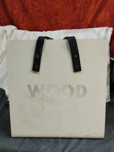 Porte b�ches en m�tal blanc et lani�res en cuir