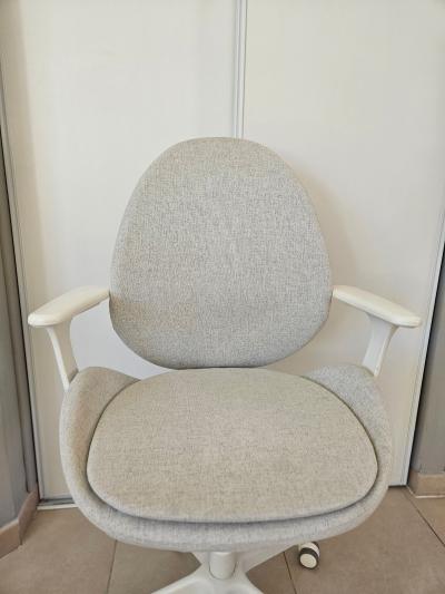 UN SIEGE DE BUREAU EN TISSU DE COULEUR BEIGE marque IKEA