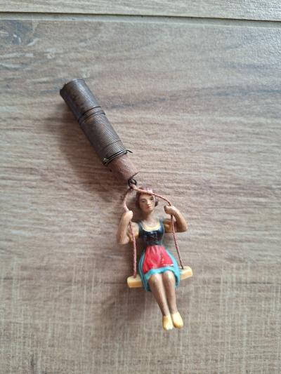 ANCIENNE FIGURINE FEMME � LA BALAN�OIRE FERMI�RE SUR RESSORT 1940 MOBILE JOUET
