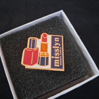 Pin's Misslyn Monte Carlo rouge