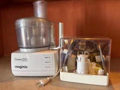 Robot de cuisine, Magimix Compact avec plusieurs accessoires et bols.