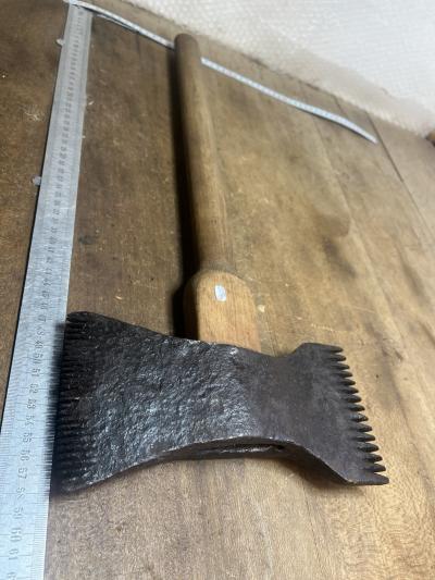 outil ancien old tool tailleur de pierre Marteau Taillant Forg� 19� R�f 26-2249