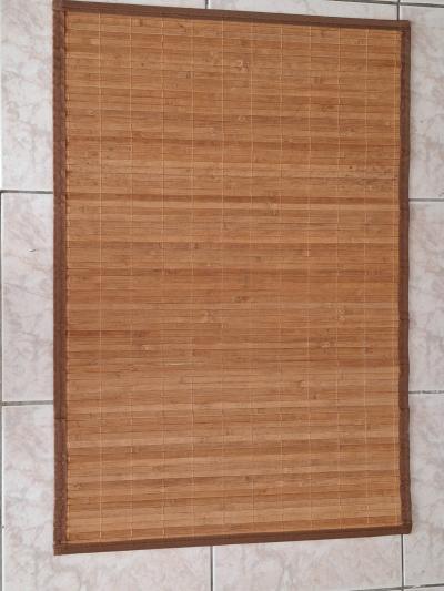 Tapis de lit de chambre en bois et tissus