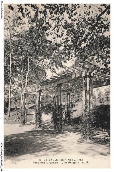 AZXP7 0774 44   LA BAULE LES PINS   Parc des dryades   Une pergola