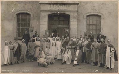 CPA PHOTOGRAPHIE TROUPE THEATRE  REPRESENTATION DE LA CENE  JOLI GROUPE COSTUM�