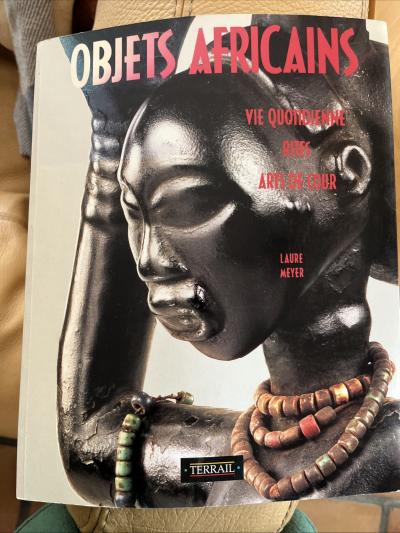 Beau livre de Laure Meyer Objets Africains Vie quotidienne, rites, art de cour..