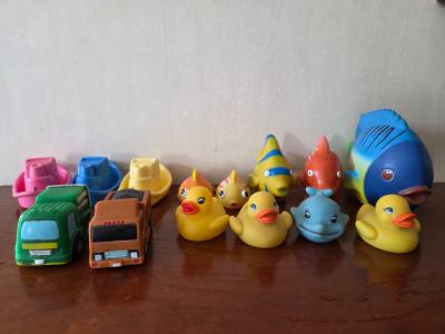 Lot de 14 jouets de bain pour b�b�   gicleurs animaux et v�hicules   bon �tat
