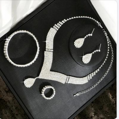 Parure strass ultra scintillante   collier rang, boucles, bague & bracelet arg