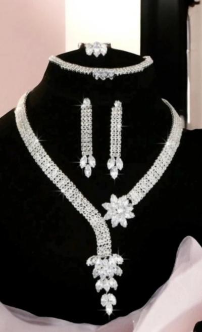 Parure en cristal comprenant collier, boucles d oreilles, bague et bracelet