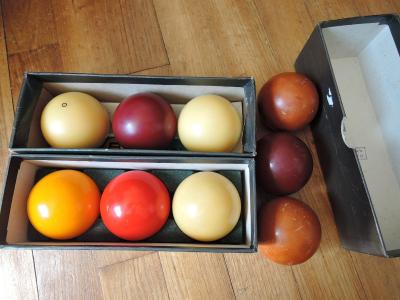 Ensemble compos� de 3 lots anciens de Boules de Billard Fran�ais