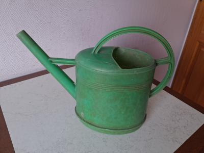 arrosoir vintage de 4 litres,EN MAIN PROPRE.
