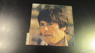 autocollant vintage Alain Delon d�coup� dans un magazine ( 9 cm - 9 cm)