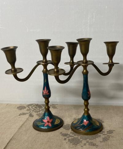 Lot de 2 bougeoirs en laiton peint � la main   D�cors fleurs dans leur jus