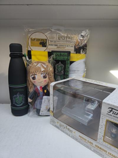 Lot Harry Potter officiel complet (gourde, serviette, Funko, peluche)