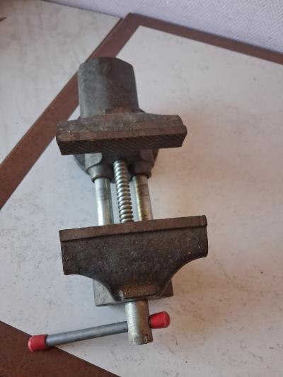 ancien �tau en acier d'�tabli de 4,7kg.