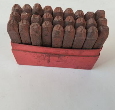 ancienne  boite  de 27  lettres � frapper l'acier  jeu complet  imprimerie