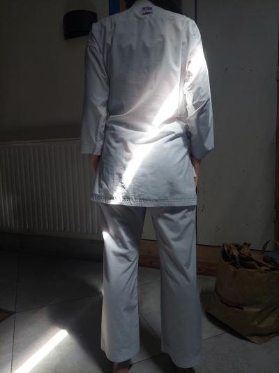 kimono  karate kumite �tat tr�s bon. Taille 140cm taille grand ma fille fait 155