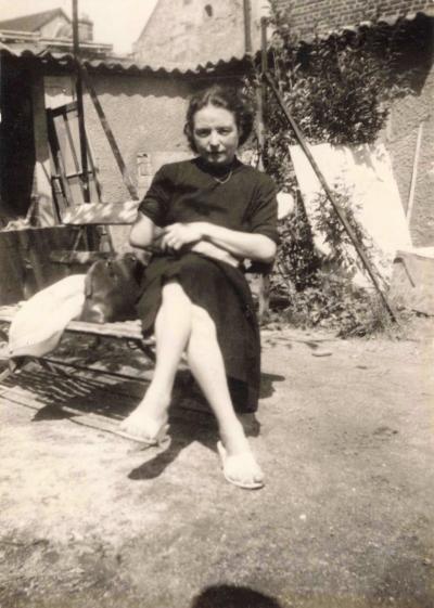 ANCIENNE PHOTOGRAPHIE JEUNE FEMME PREND LA POSE DANS LE JARDIN