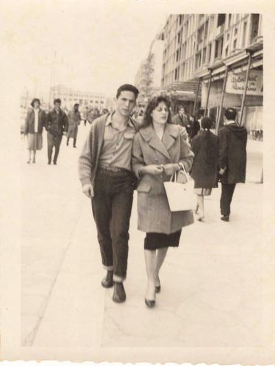 ANCIENNE PHOTOGRAPHIE COUPLE EN PROMENADE DANS LE PORT DE TOULON