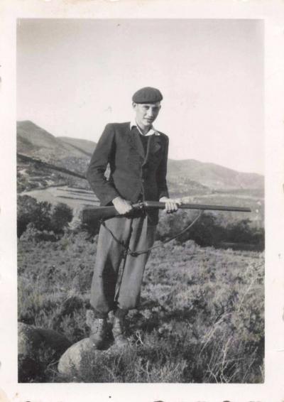 ANCIENNE PHOTOGRAPHIE JEUNE CHASSEUR ET SON FUSIL EN MONTAGNE
