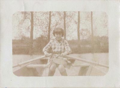 ANCIENNE PHOTOGRAPHIE 1934 A THOUARS FILLETTE DANS UNE BARQUE AUX RAMES