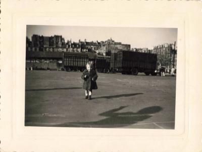 ANCIENNE PHOTOGRAPHIE FILLETTE SUR UNE GRANDE PLACE