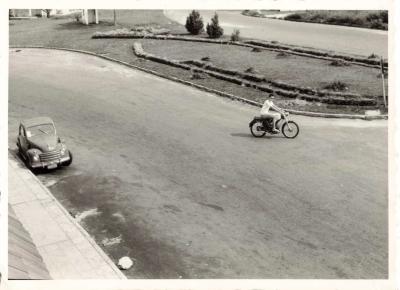 ANCIENNE PHOTOGRAPHIE JEUNE HOMME SUR SA MOTO DANS UN JARDIN