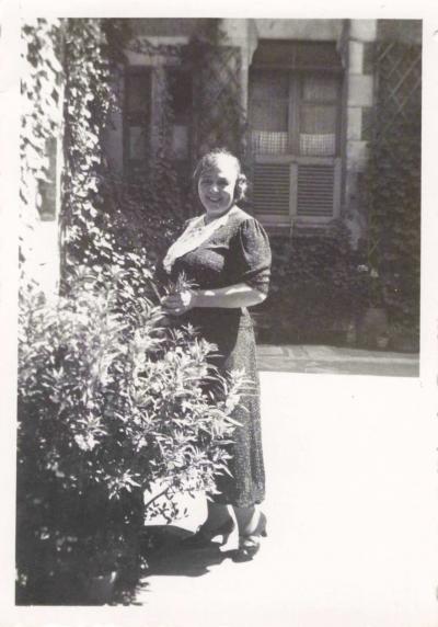 ANCIENNE PHOTOGRAPHIE FEMME PREND LA POSE DANS LES FLEURS