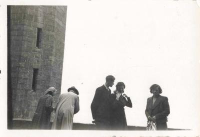 ANCIENNE PHOTOGRAPHIE JOLI PETIT GROUPE VISITE DANS UN CHATEAU