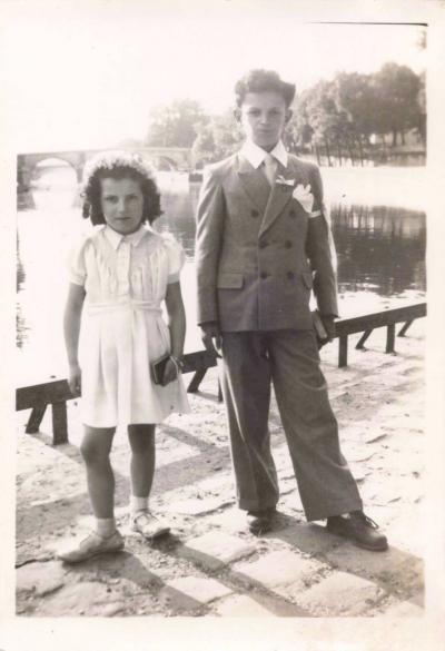 ANCIENNE PHOTOGRAPHIE 1945 DUO D'ENFANTS EN HABITS D'EGLISE