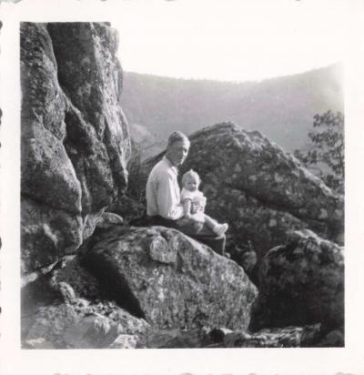 ANCIENNE PETITE PHOTOGRAPHIE PAPA ET SON ENFANT EN RANDONN�E