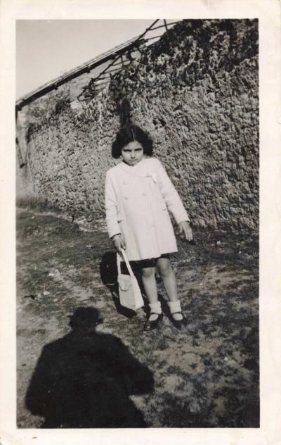 ANCIENNE PHOTOGRAPHIE 1945 FILLETTE ELEGANTE PREND LA POSE