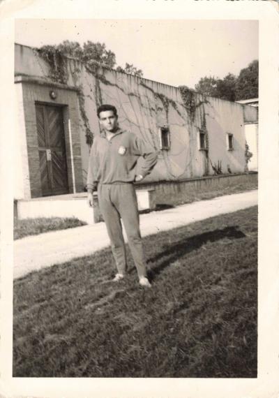 ANCIENNE PHOTOGRAPHIE 1963 A AIX JEUNE HOMME PREND LA POSE