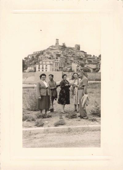 ANCIENNE PHOTOGRAPHIE PETIT GROUPE AU PIED D'UN VILLAGE SUR UNE COLLINE