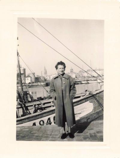 ANCIENNE PHOTOGRAPHIE UNE FEMME PREND LA POSE DANS UN PORT DEVANT UN BATEAU