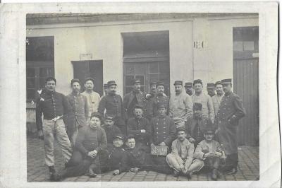 CPA anim�e voyag�e Photographie Militaires (1907)
