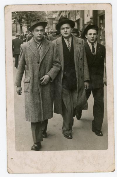 PHOTO photographie, les trois comp�res chapeaut�s manteau pardessus costume