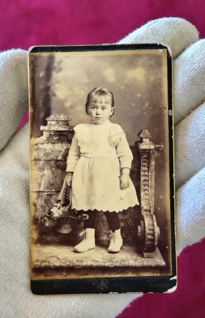 PHOTOGRAPHIE ANCIENNE  EPOQUE 1900   FILLETTE TENANT UN PANIER   TIRAGE ORIGINAL